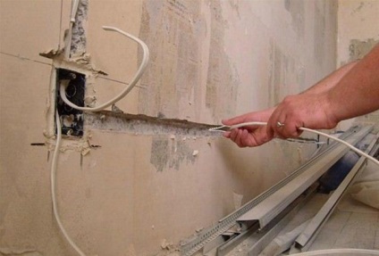 Cum de a ascunde fire pe perete sunt două moduri de a rezolva problema - o sarcină ușoară