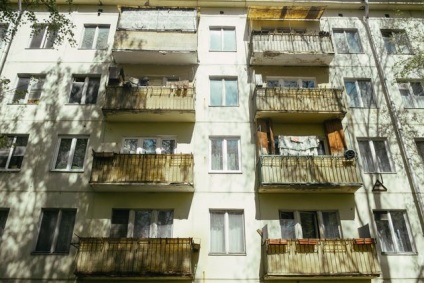 Cum să trăiești într-o clădire cu cinci etaje, cu adevărat dărăpănată