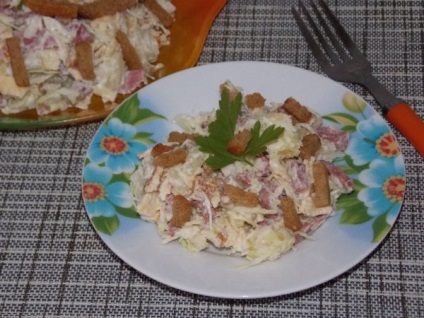Salata de cartofi cu cârnați și crutoane