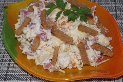 Salata de cartofi cu cârnați și crutoane