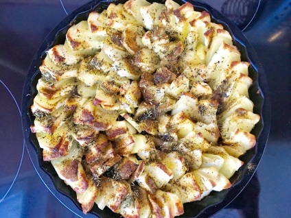 Cartofi cu brânză Adyghe în cuptor