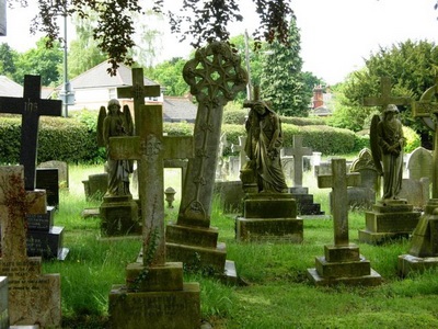 Ce vis despre cimitir și morminte - carte de vis