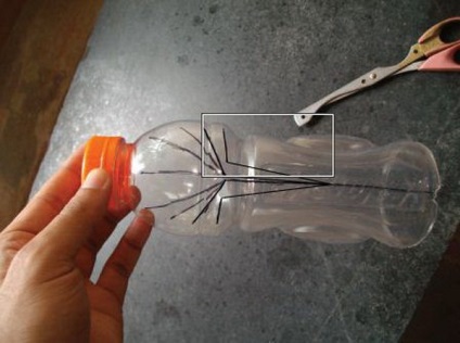 Miere albă dintr-o sticlă de plastic