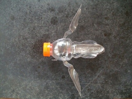 Miere albă dintr-o sticlă de plastic