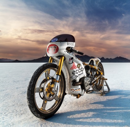 Oamenii noștri din Bonneville ca motocicliști ruși stabilesc un record de viteză, o revistă populară de mecanică