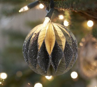 Decoratiuni de Craciun din hartie ondulata pe un pom de Craciun, zapada artificiala