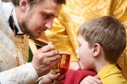 Este necesar să sărutăm marginea paharului pentru un copil după sacrament, viața în Ortodoxie