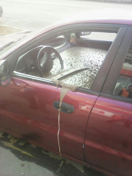 Un soț furios a inundat mașina soției sale cu beton