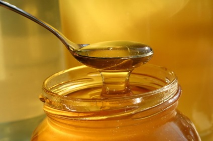 Este necesar să sterilizați cutiile sub miere înainte de a turna miere în borcan