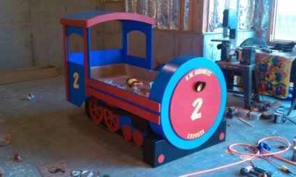 Patutul original este o locomotivă cu aburi! Fii fericit pentru copil