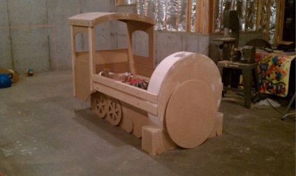 Patutul original este o locomotivă cu aburi! Fii fericit pentru copil