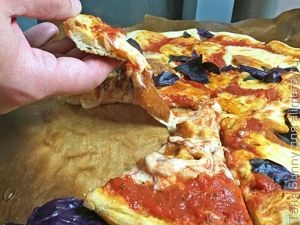 Pizza margarita, mint egy pizzériában