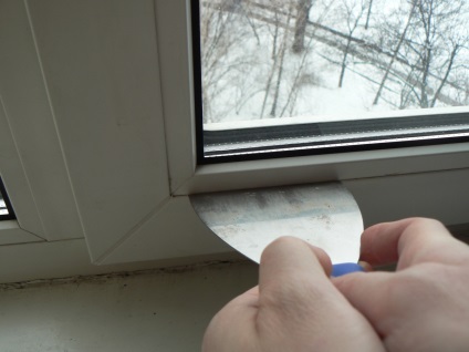 Egy műanyag ablak fúj a csuklópánt oldaláról, mit tegyen