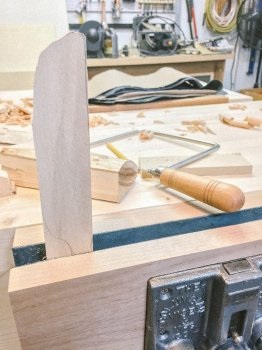 Lucruri utile, facem un cuțit de lemn pentru bucătărie, cu mâinile noastre