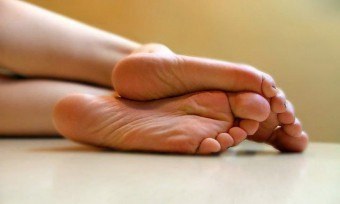 Cauzele uscăciunii pielii picioarelor și cum să se lupte cu ea