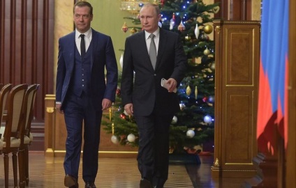 Putyin és Medvegyev hagyományosan ünneplik az új évet otthon - politikus