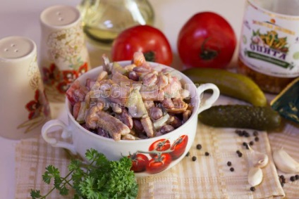 Saláta vörösbabgal, gombaccal és szalonnával - egy recept kerek alapú fotókkal, minden étel