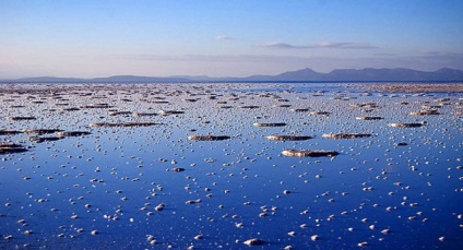 Solonchak Uyuni în Bolivia sau un lac de sare uscat salar de uyuni