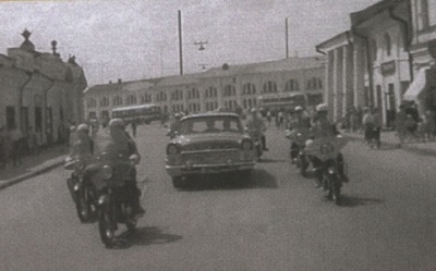 Mașină sovietică a epocă a URSS gaz-13 pescăruș, corp și fotografie interioară a pescărușului gazo-13, prototip