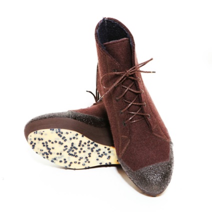 O interpretare modernă a cizmelor este o colecție de încălțăminte colorată izolată din pâslă