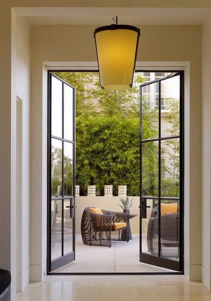 Elegant ferestre franceze pe balconul din apartament - 21 de fotografii