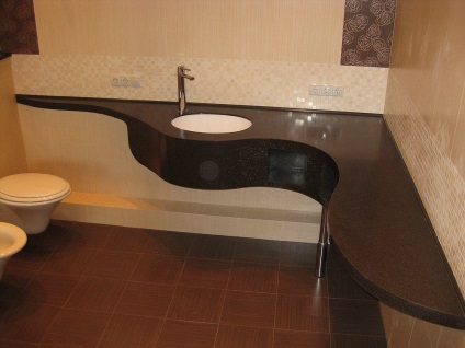 A mosdó mosdója alatt található mosdópult a nedvesség ellenálló mosdókagylókból készült