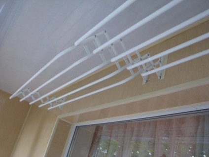 Uscător pentru lenjeria de plafon pe balcon cum să alegeți tipurile de liane și uscătoare de lenjerie