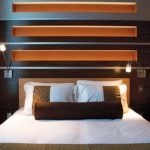 Luminile se aseamănă deasupra patului în vederea și aspectul dormitorului