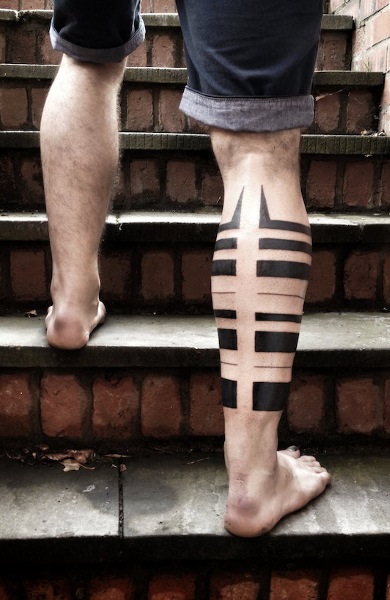 Tetoválás a lábszáron, férfi és női tetoválás, fotó