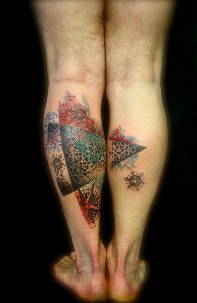 Tatuaj pe vițelul piciorului, tatuaj masculin și feminin, fotografie