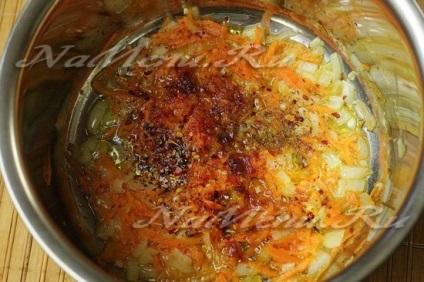 Carnea tocată cu orez și sos în tigaie cu cartofi