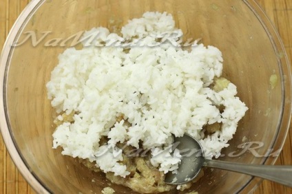 Carnea tocată cu orez și sos în tigaie cu cartofi