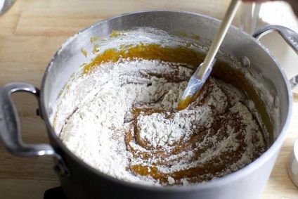 Torta egy serpenyőben mézes receptet egy fotóval
