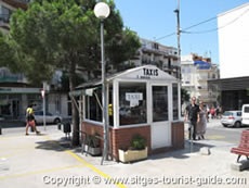 Transportul în centrul orașului Sitges cu autobuzul, taxiul, bicicleta și mașina închiriată