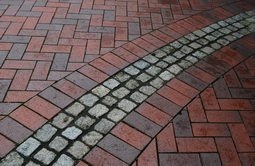 Укладання тротуарної бруківки, ціна на укладку бруківки (укладання) Укладання тротуарної бруківки, ціна на укладку бруківки