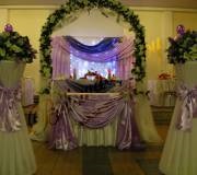 A csarnok díszítése az esküvői csarnok esküvői dekorációján Minszkben