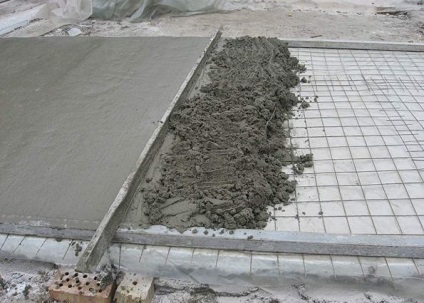 Dispozitivul unei pardoseli din beton în casa privată