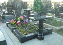 Vaze pentru flori în cimitir