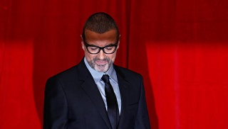 În Marea Britanie, în apropierea casei lui George Michael, fanii săi se întâlnesc cu noi știri