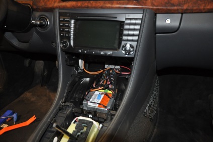 Pentru hostess să ia notă instalarea de navigație și conectarea ipodului în mercedes cls sau w211