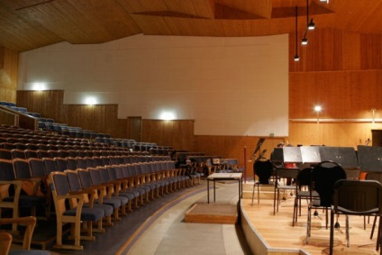 A koncertterem akusztikus befejezése