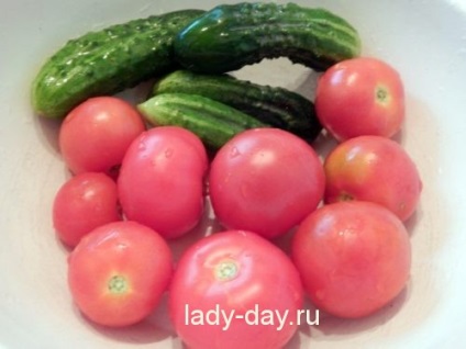 Válogatott uborka paradicsommal a téli recepthez, egyszerű receptek egy fotóval