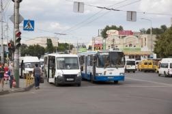 Numărul autobuzului 130 a prins-o pe femeie cu ușile și la târât cu câțiva metri