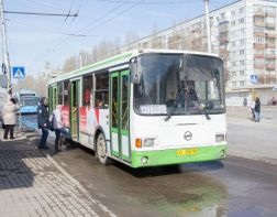 Numărul autobuzului 130 a prins-o pe femeie cu ușile și la târât cu câțiva metri