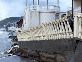 Блогер хвалену набережну в сочи змило першим же штормом (фото)