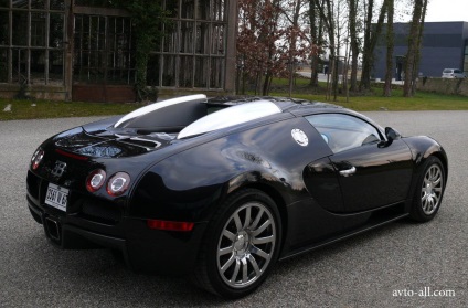 A Bugatti veyron nagy sebességgel, minden autóról lenyűgöz