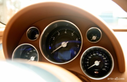 A Bugatti veyron nagy sebességgel, minden autóról lenyűgöz