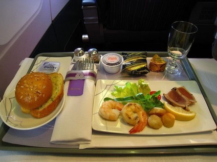 Ce suntem hrăniți în avion