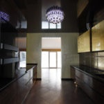 Plafonul neagră în interior (47 fotografii), podea de culoare deschisă, candelabru de tavan, crearea de decor de propriile mâini