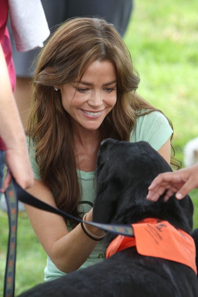 Denise Richards ajută câinii fără adăpost
